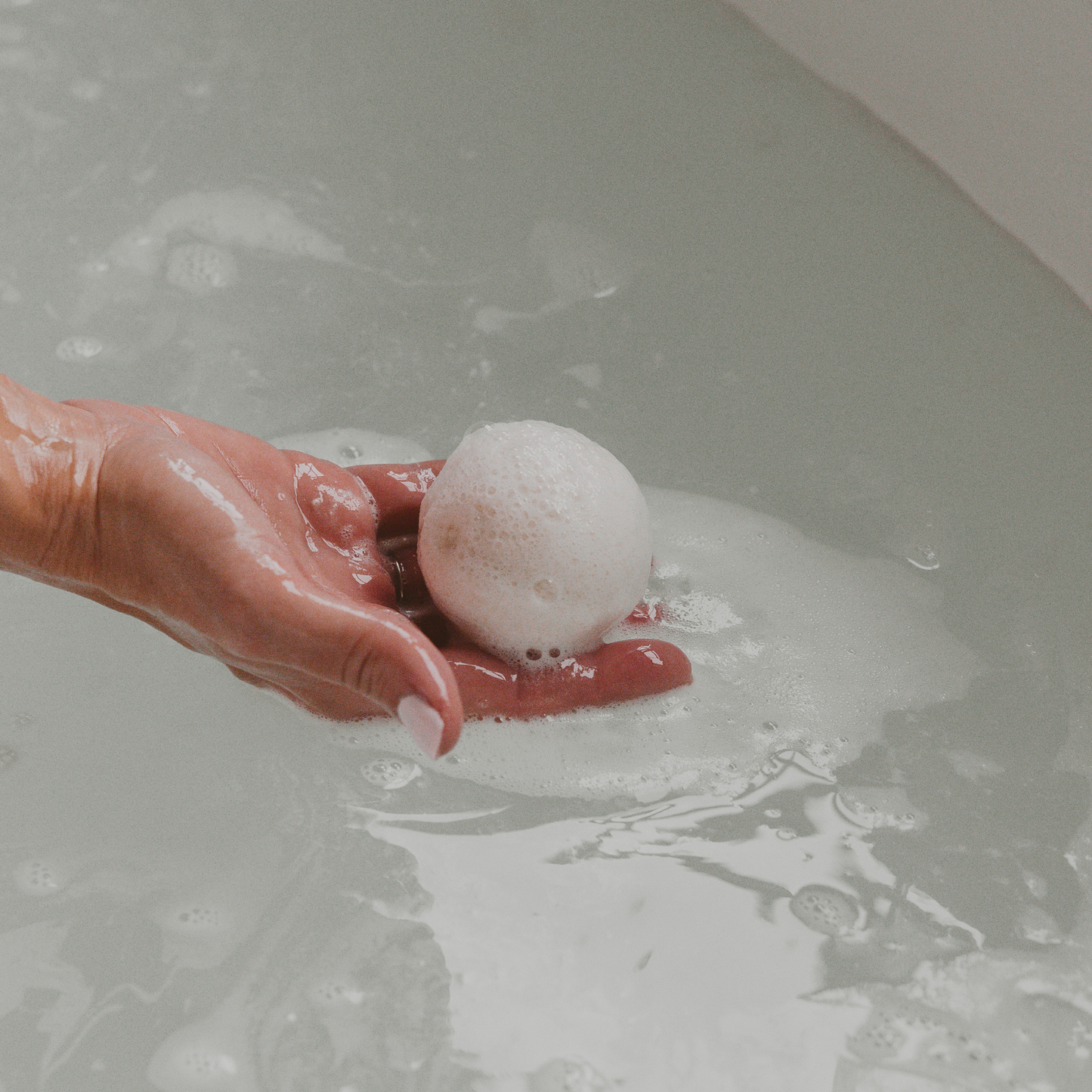 Bath Bomb: White Tea and Jasmine 4.6 oz Bath Bomb
