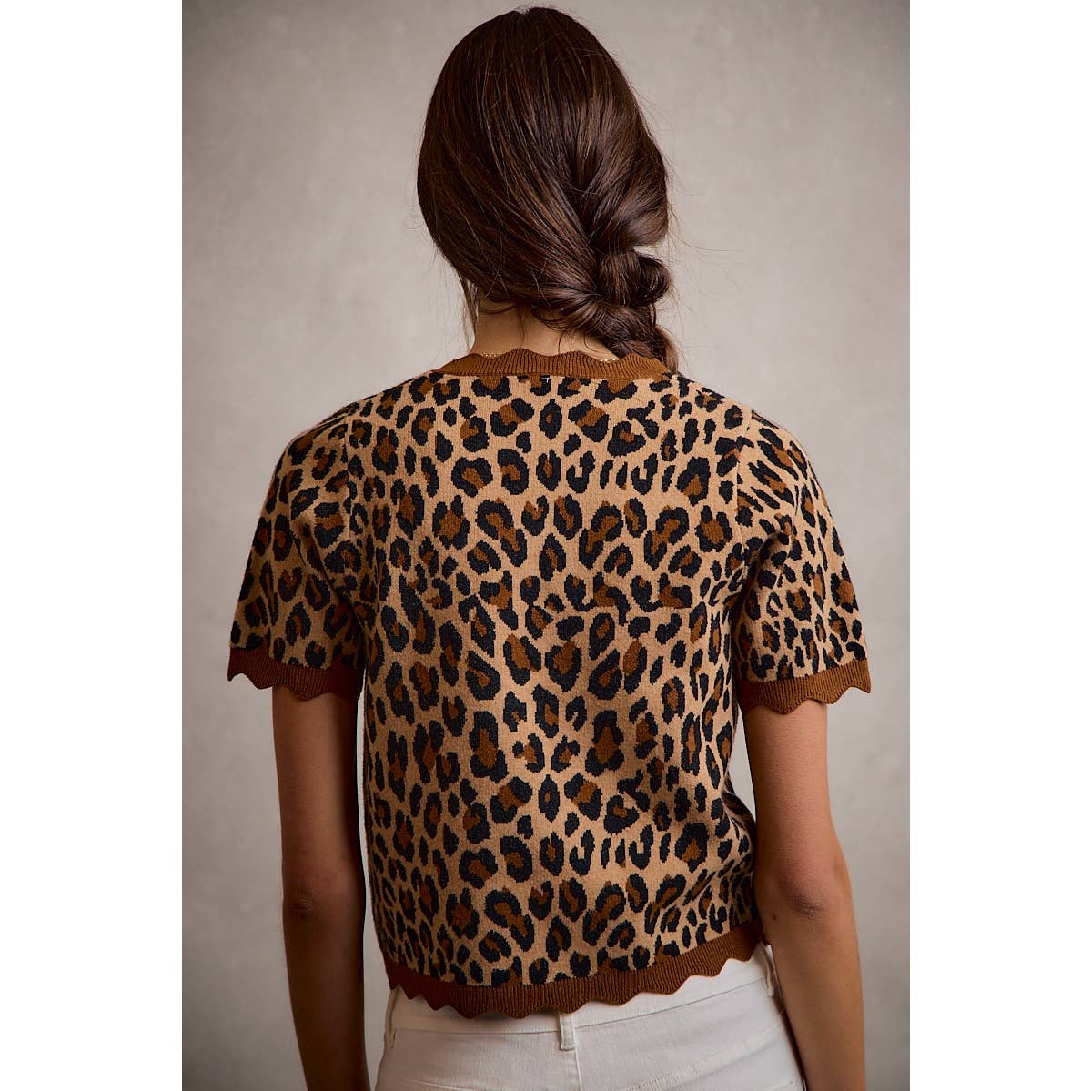 So Me - LEOPARD PRINT SHORT SLEEVES SCALLOP RIB KNIT: LEOPARD/BROWN / M