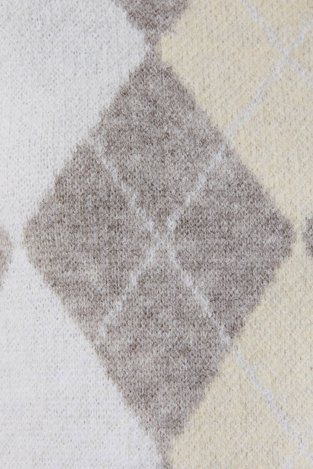 Sunday Edition by LE LIS - ROUND NECK ARGYLE PATTERN SWEATER: WHITE-H GREY / M