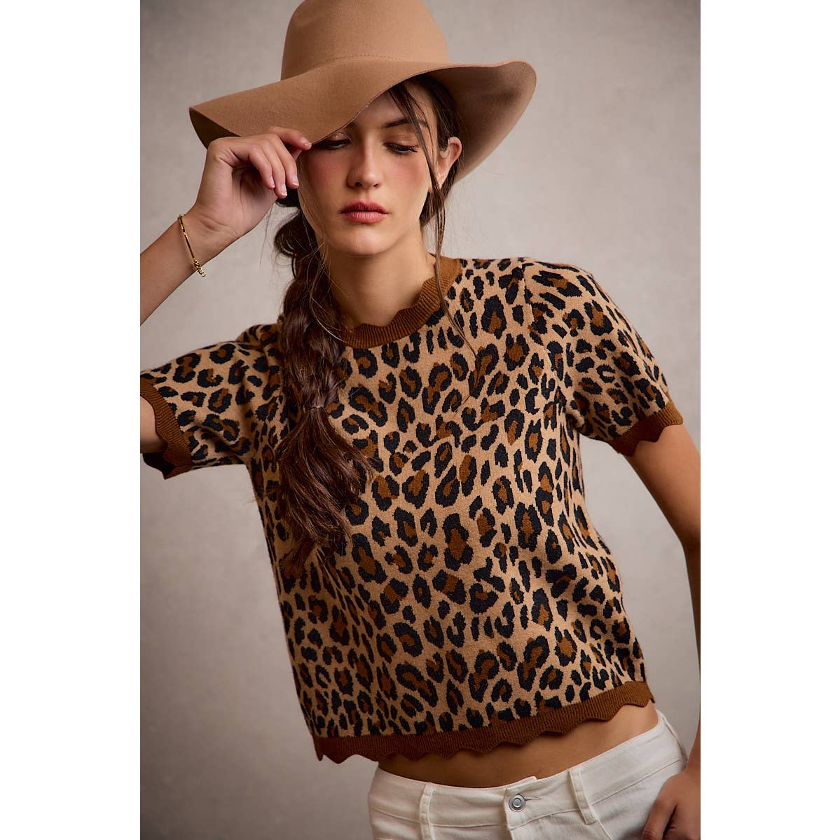So Me - LEOPARD PRINT SHORT SLEEVES SCALLOP RIB KNIT: LEOPARD/BROWN / L