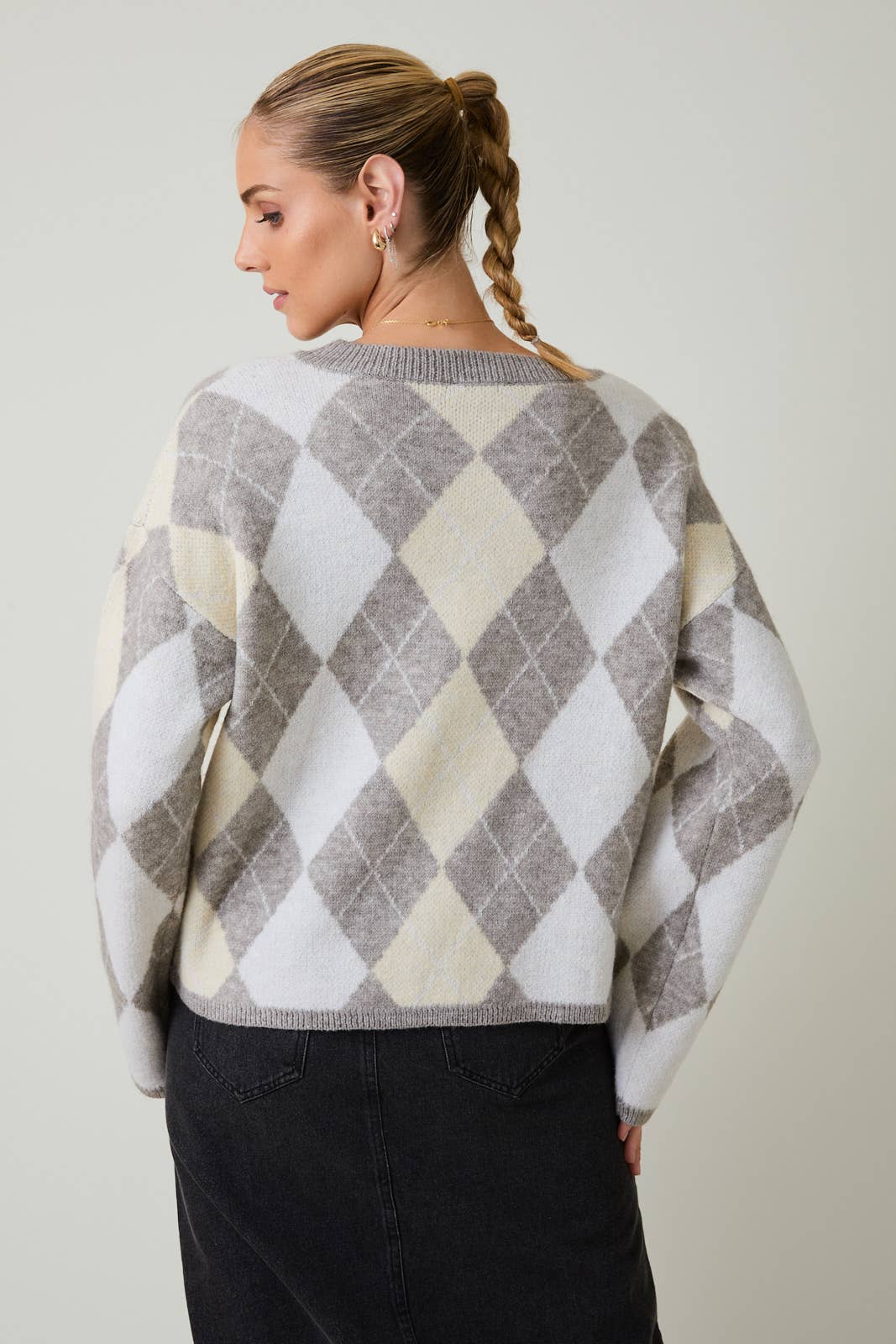 Sunday Edition by LE LIS - ROUND NECK ARGYLE PATTERN SWEATER: WHITE-H GREY / L