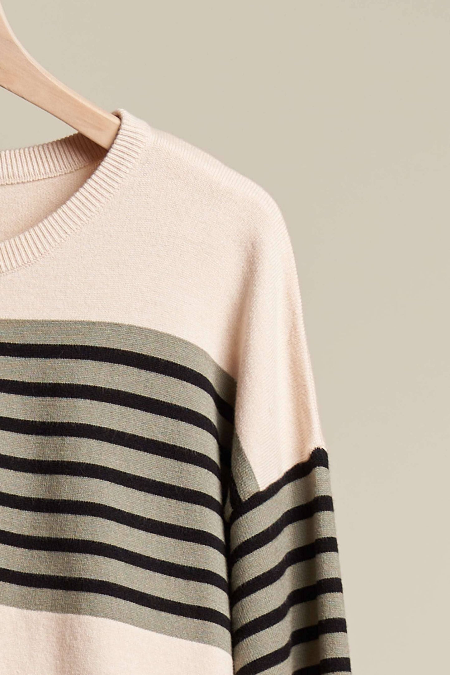 Color Block Round Neck Knit Sweater: Beige