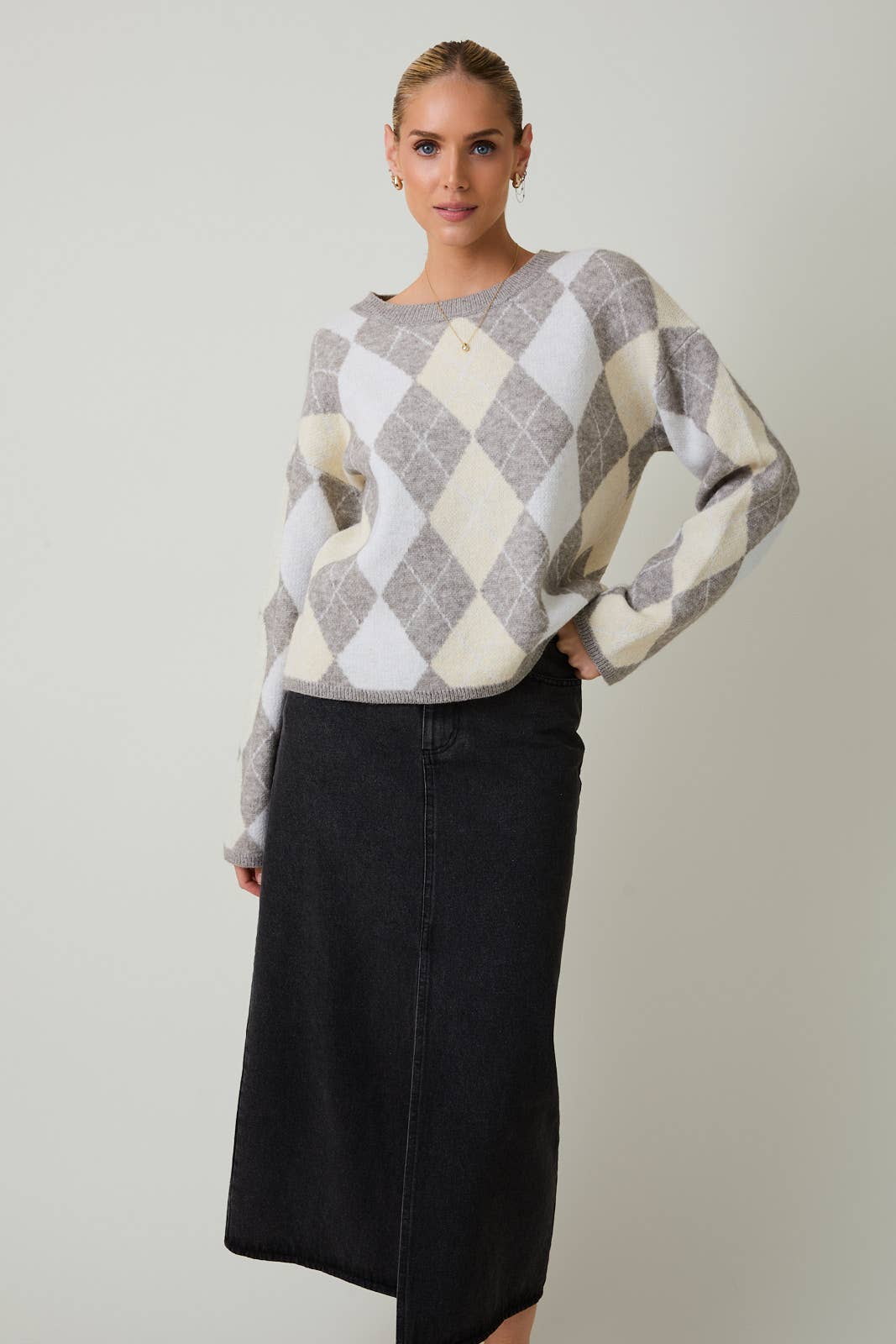 Sunday Edition by LE LIS - ROUND NECK ARGYLE PATTERN SWEATER: WHITE-H GREY / M