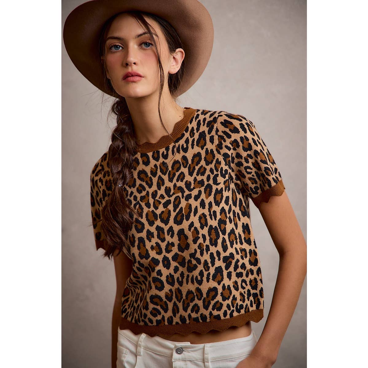 So Me - LEOPARD PRINT SHORT SLEEVES SCALLOP RIB KNIT: LEOPARD/BROWN / M