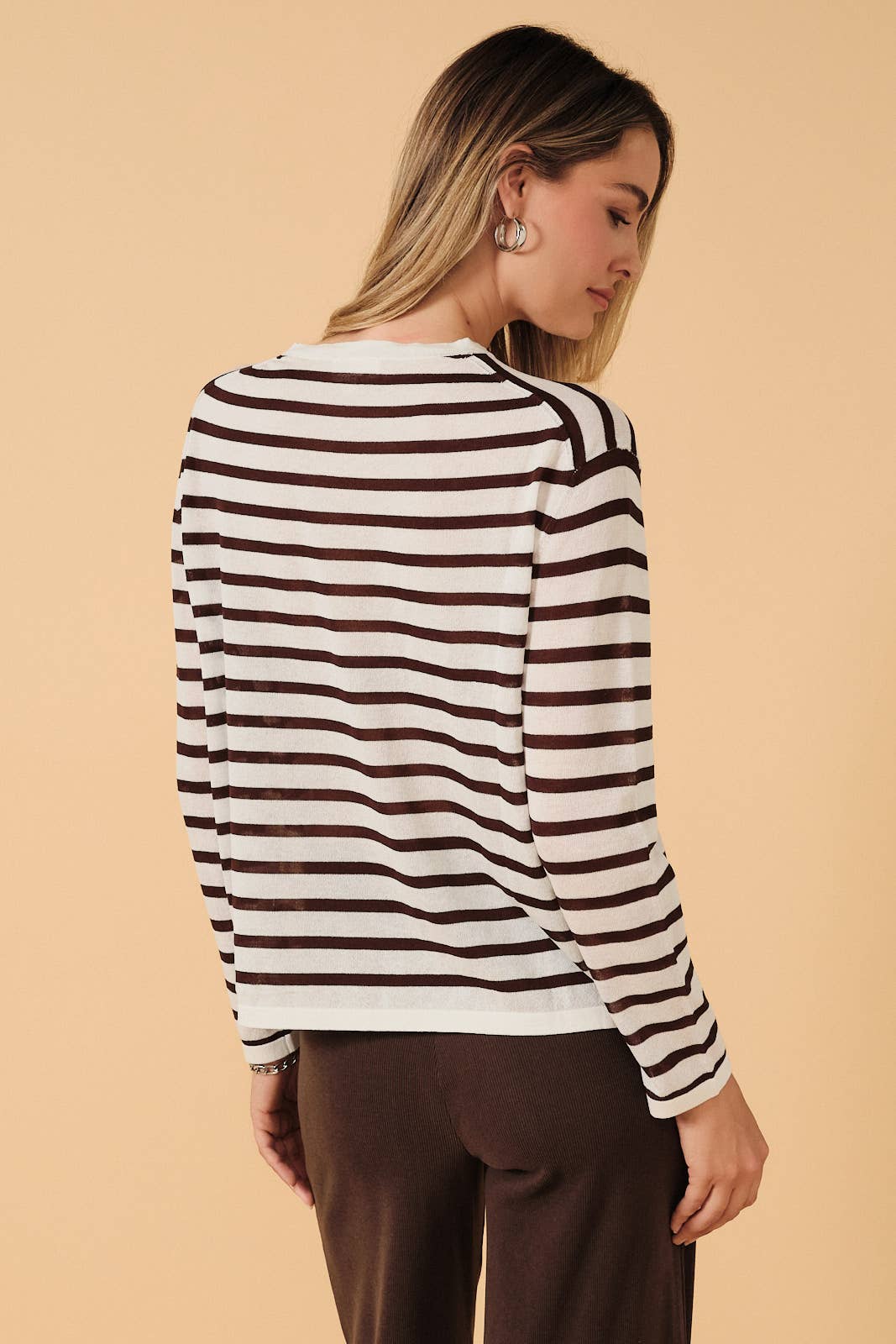 Sunday Edition by LE LIS - ROUND NECK LONG SLEEVE LT WEIGHT STRIPE SWEATER: WHITE-BROWN STRIPE / M