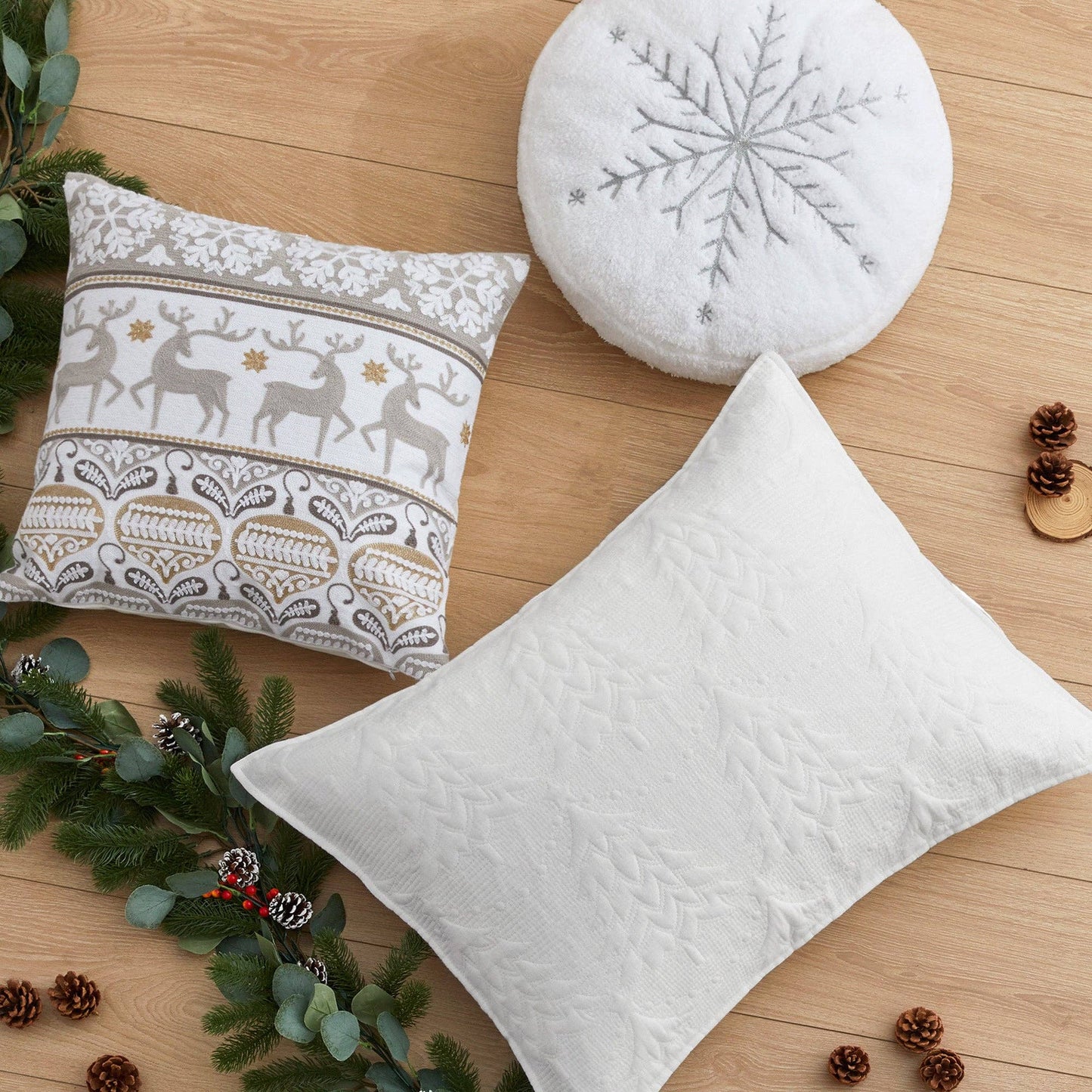O Christmas Tree Round Metallic Snowflake Pillow: Round