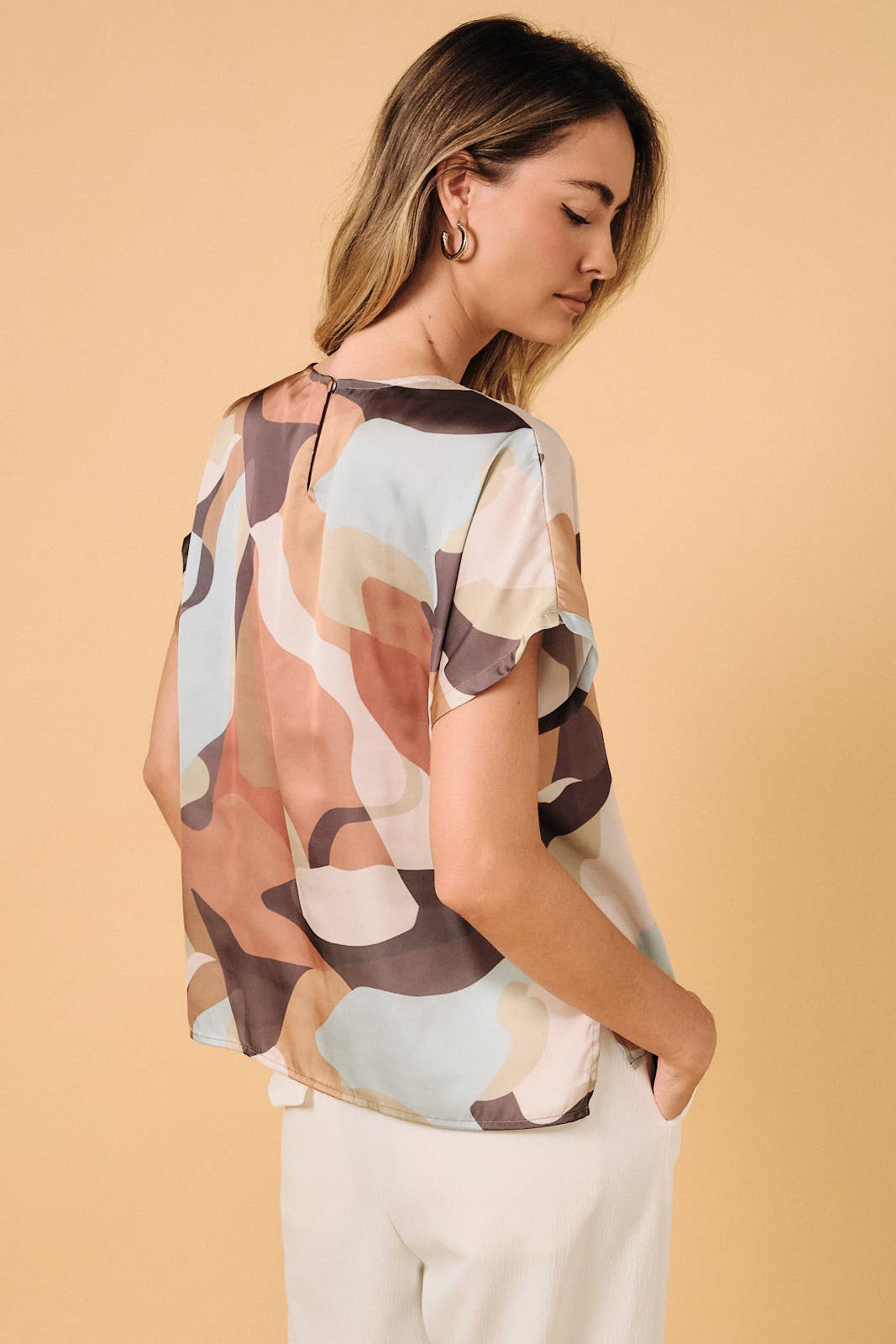Sunday Edition by LE LIS - ROUND NECK SHORT SLEEVE TOP: MULTI ABSTRACT / L