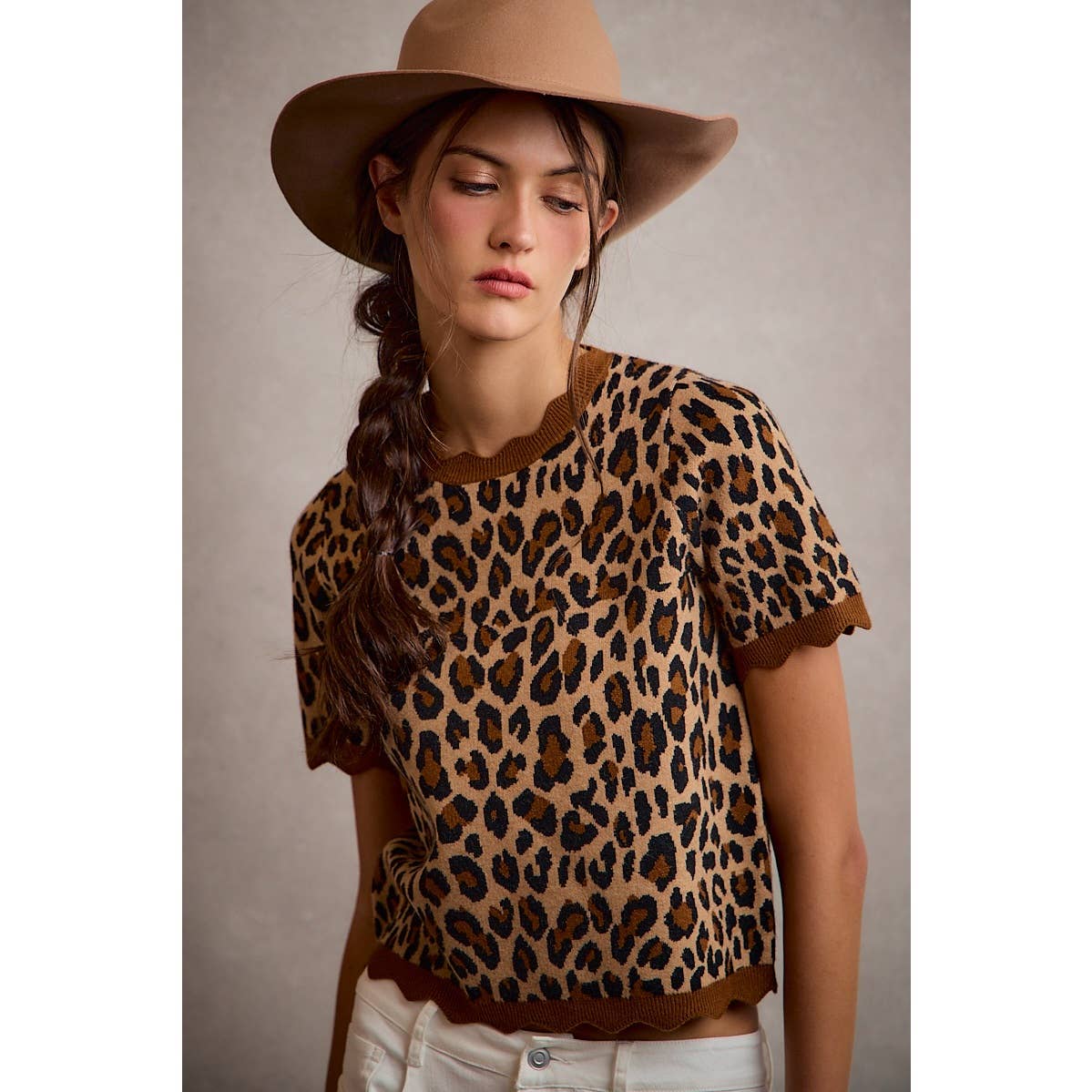 So Me - LEOPARD PRINT SHORT SLEEVES SCALLOP RIB KNIT: LEOPARD/BROWN / L