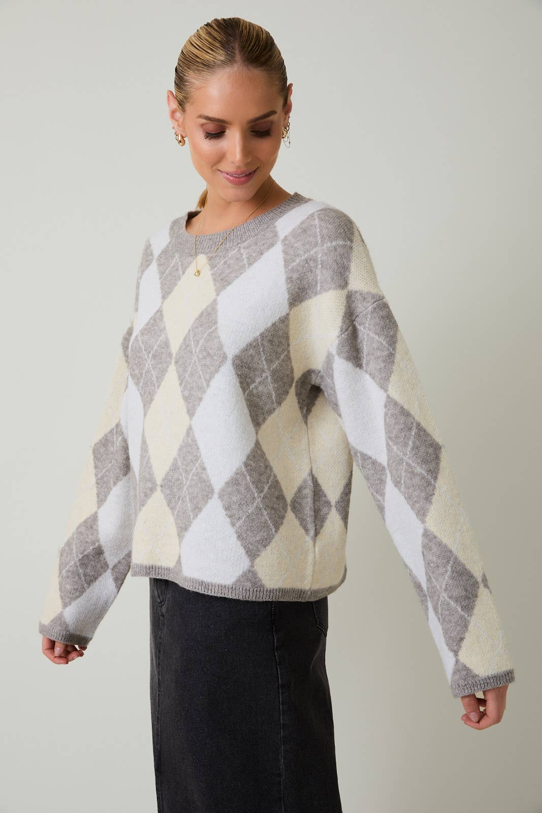 Sunday Edition by LE LIS - ROUND NECK ARGYLE PATTERN SWEATER: WHITE-H GREY / L