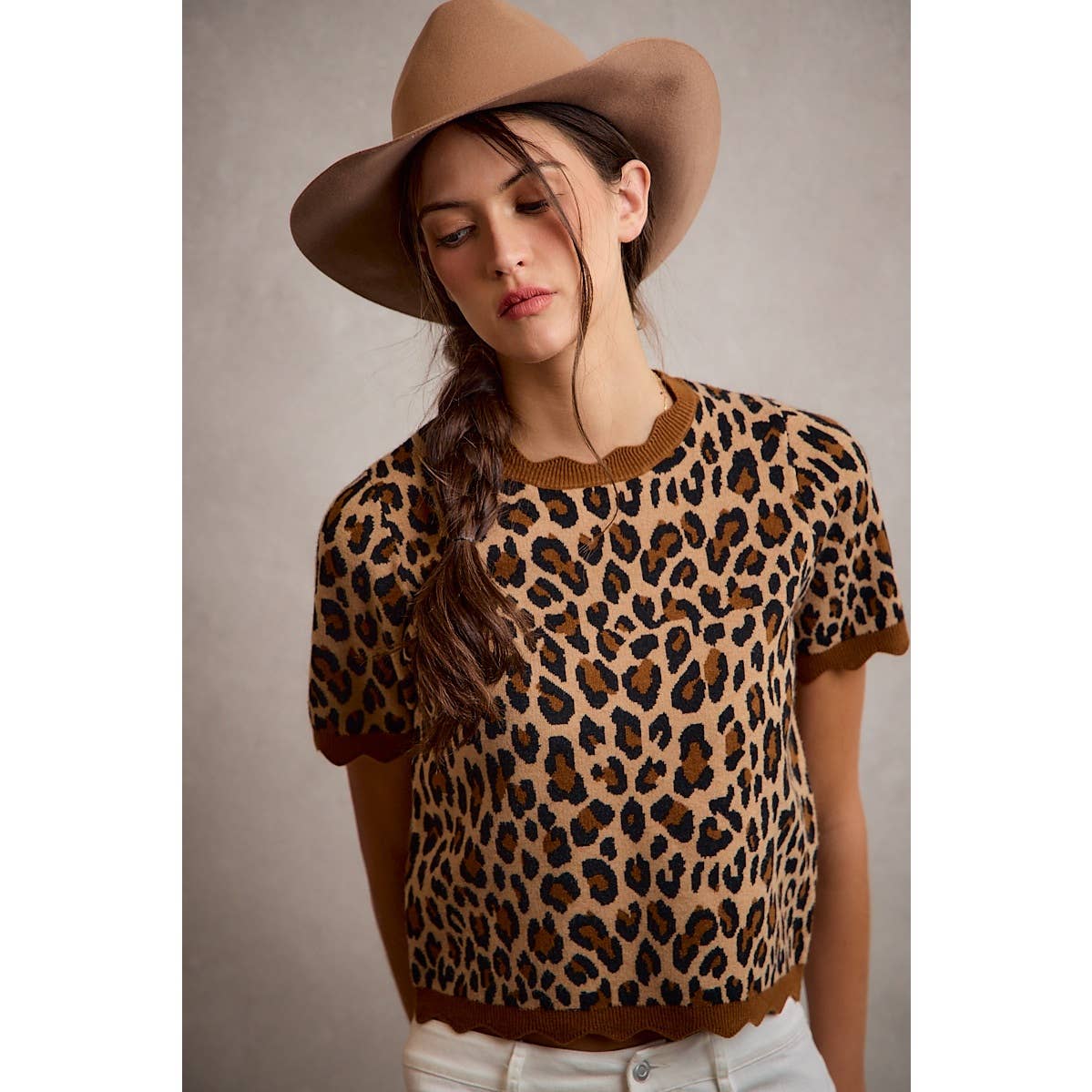 So Me - LEOPARD PRINT SHORT SLEEVES SCALLOP RIB KNIT: LEOPARD/BROWN / M