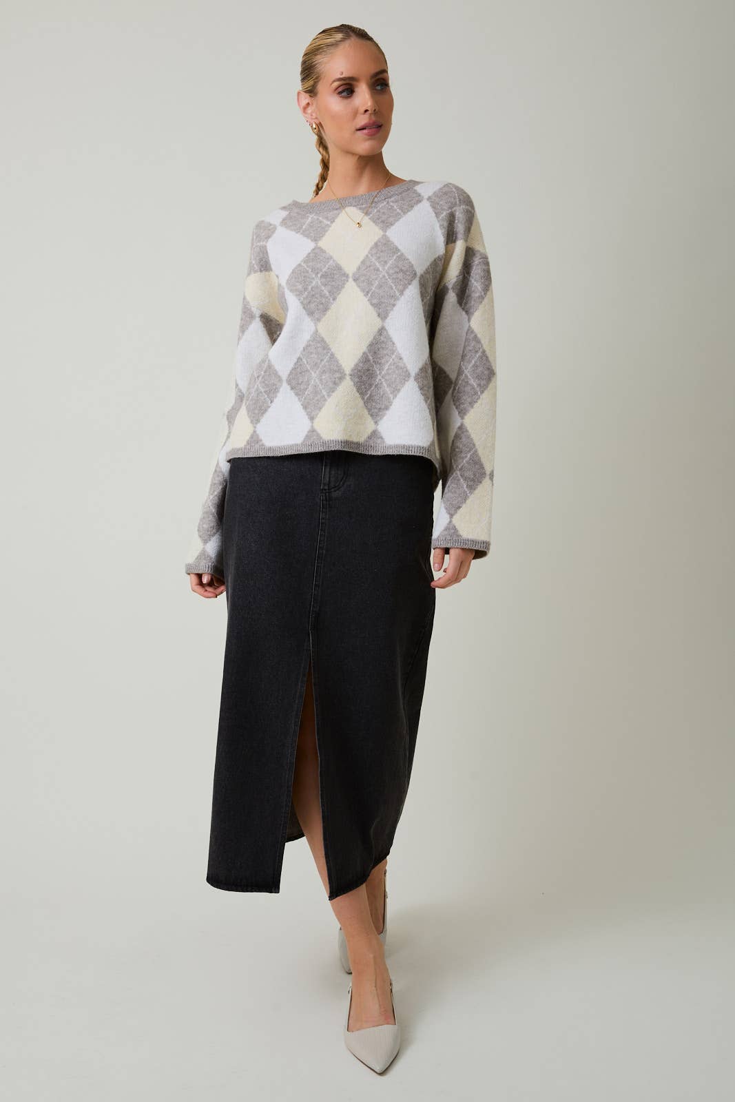 Sunday Edition by LE LIS - ROUND NECK ARGYLE PATTERN SWEATER: WHITE-H GREY / M