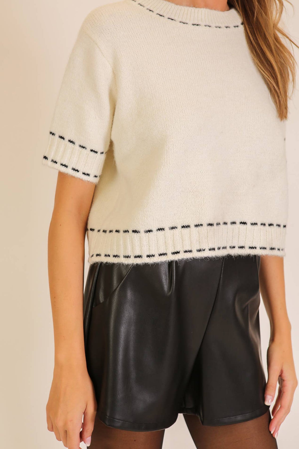 Lumiere - Contrast Stitch Soft Knit Short Sleeve Sweater Top: Cream/Black / L