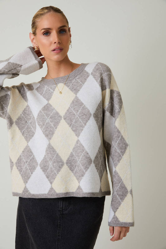 Sunday Edition by LE LIS - ROUND NECK ARGYLE PATTERN SWEATER: WHITE-H GREY / M