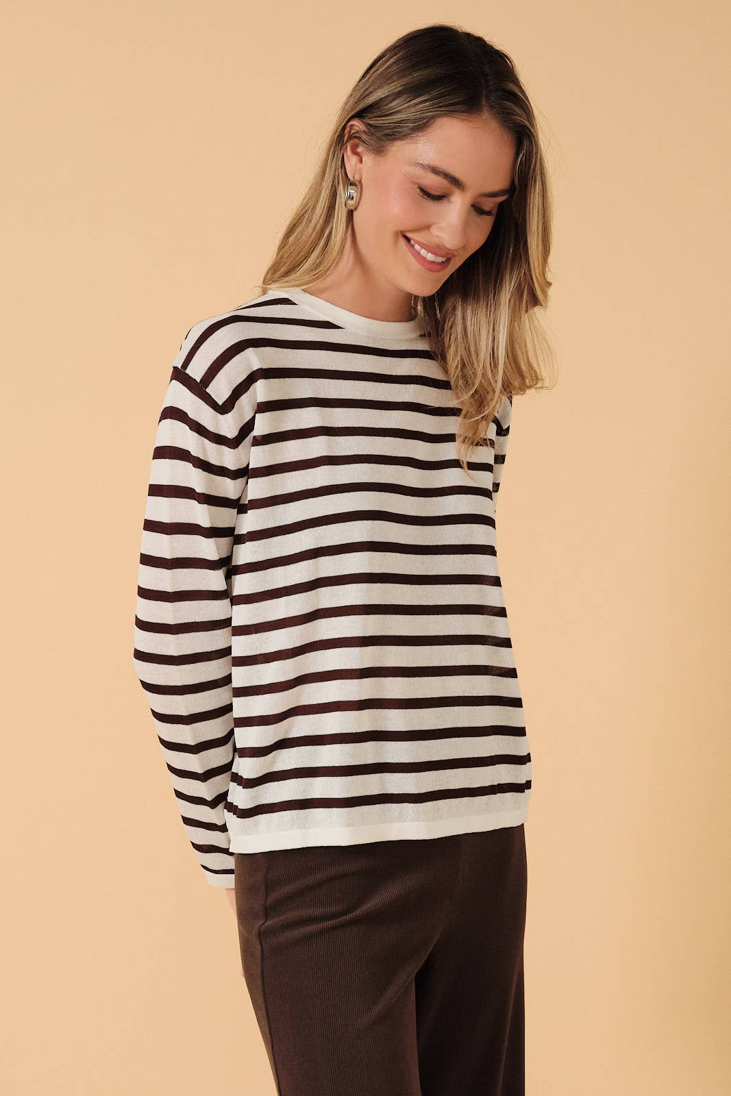 Sunday Edition by LE LIS - ROUND NECK LONG SLEEVE LT WEIGHT STRIPE SWEATER: WHITE-BROWN STRIPE / M