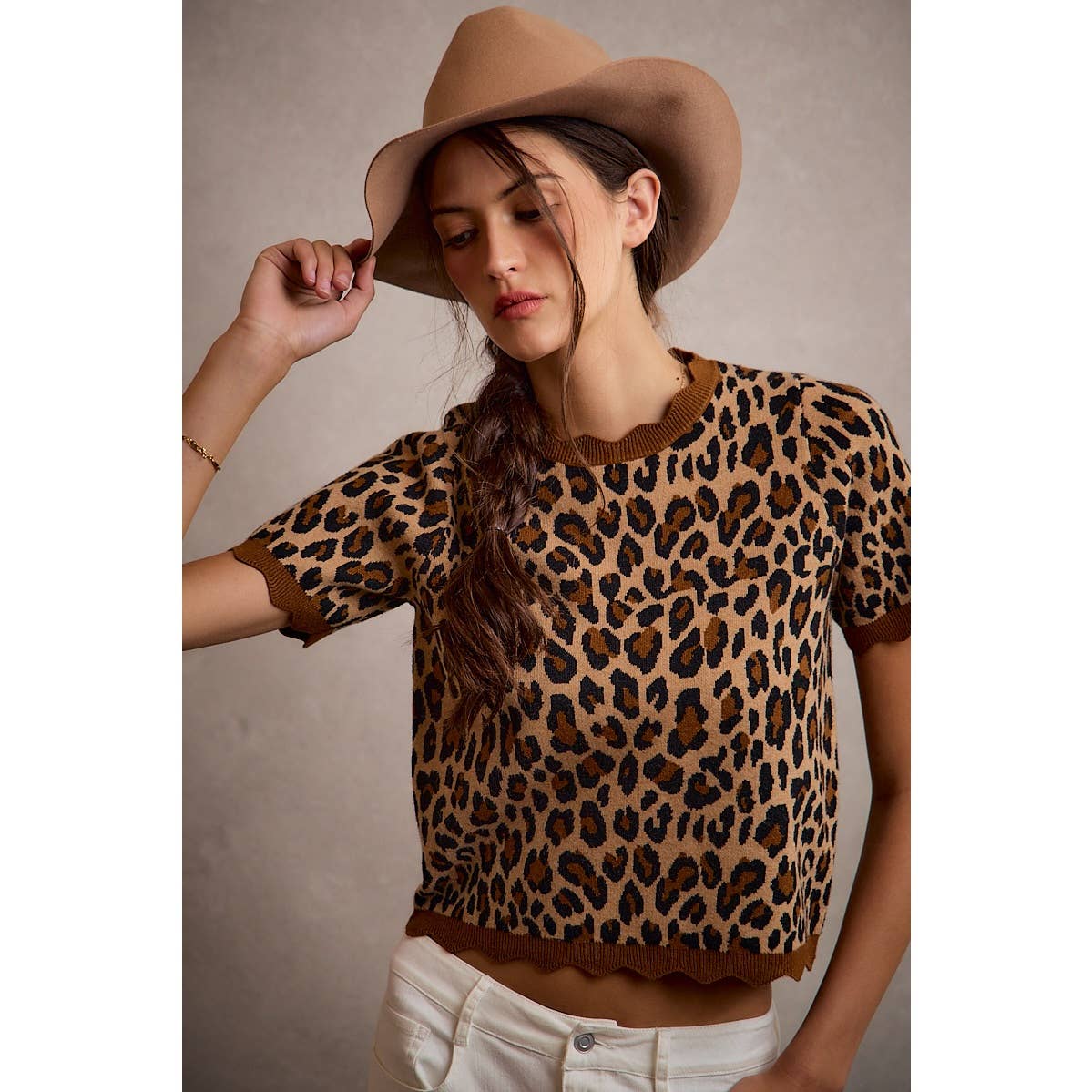So Me - LEOPARD PRINT SHORT SLEEVES SCALLOP RIB KNIT: LEOPARD/BROWN / L