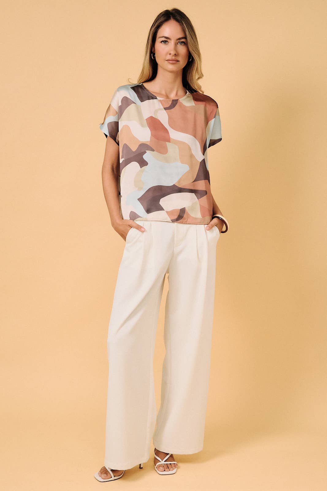 Sunday Edition by LE LIS - ROUND NECK SHORT SLEEVE TOP: MULTI ABSTRACT / L