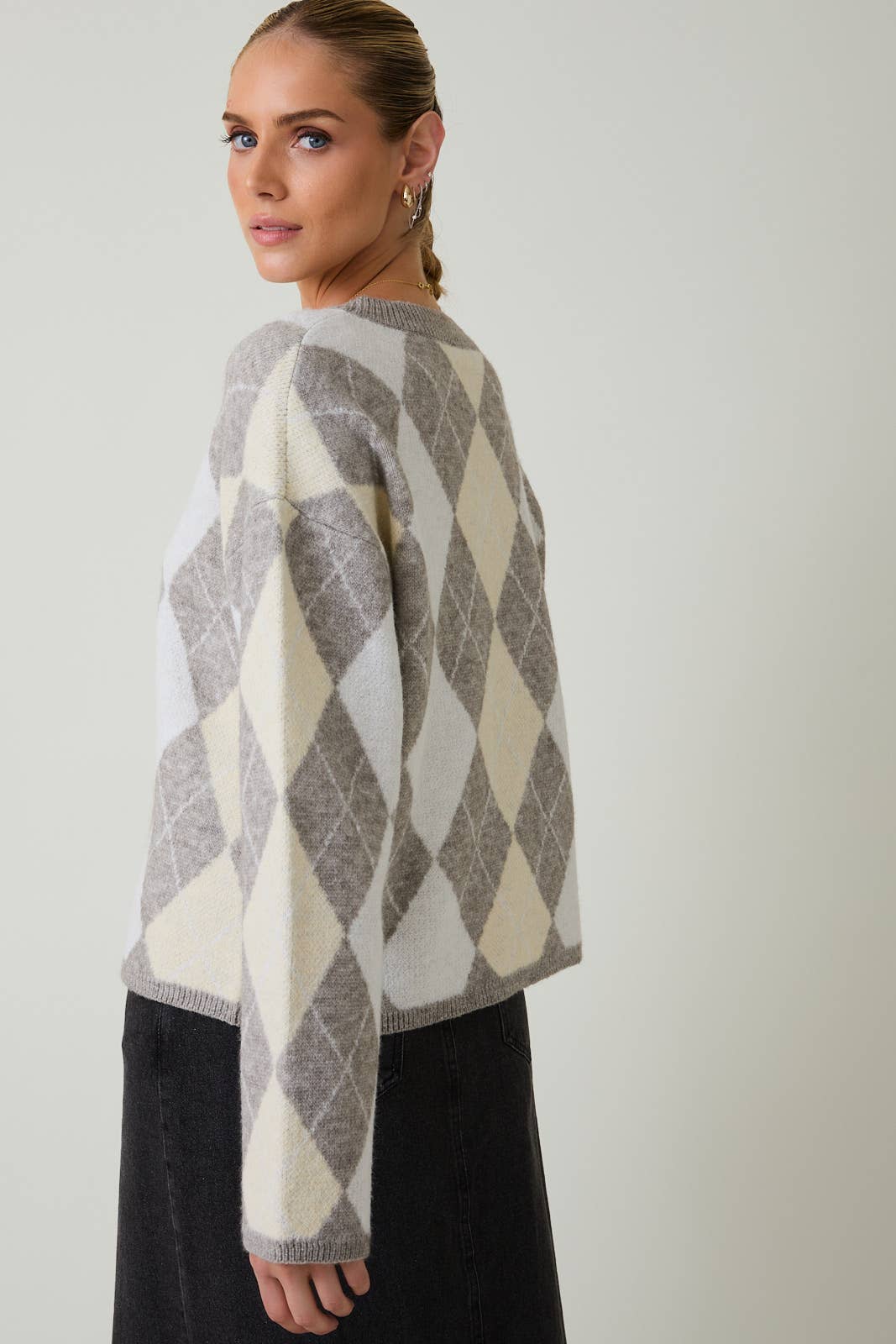 Sunday Edition by LE LIS - ROUND NECK ARGYLE PATTERN SWEATER: WHITE-H GREY / L