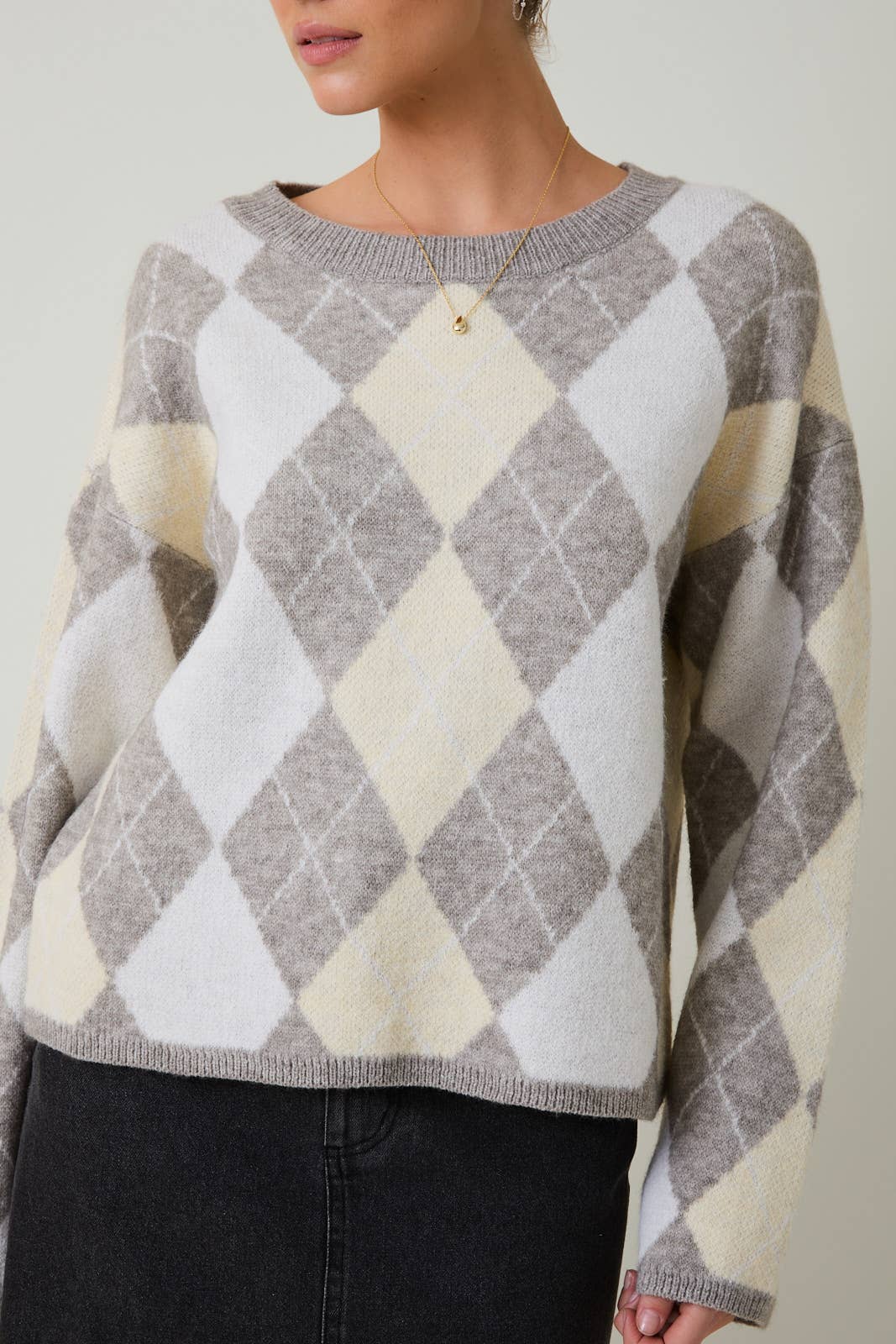 Sunday Edition by LE LIS - ROUND NECK ARGYLE PATTERN SWEATER: WHITE-H GREY / M
