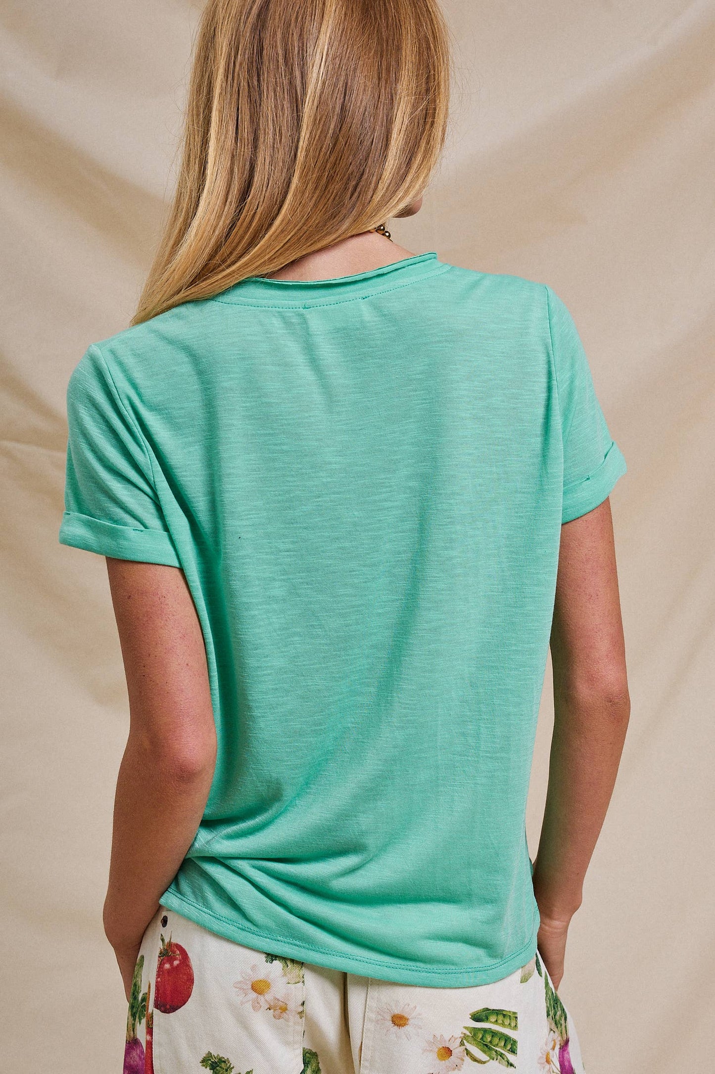 Urban Daizy - Rolled Sleeve V-Neck Pocket Tee: IVORY / S-2/M-2/L-2