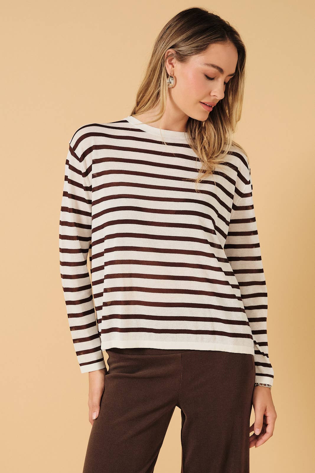 Sunday Edition by LE LIS - ROUND NECK LONG SLEEVE LT WEIGHT STRIPE SWEATER: WHITE-BROWN STRIPE / L